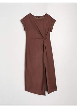 Sinsay - Sukienka midi z ozdobnym marszczeniem z domieszką wiskozy - brązowy ze sklepu Sinsay w kategorii Sukienki - zdjęcie 188111927