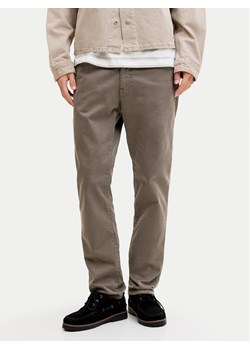 Jack & Jones Spodnie materiałowe Clark Finn 12293328 Brązowy Regular Fit ze sklepu MODIVO w kategorii Spodnie męskie - zdjęcie 188112308