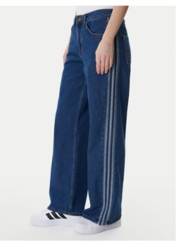 adidas Jeansy Firebird KD2935 Niebieski Regular Fit ze sklepu MODIVO w kategorii Jeansy damskie - zdjęcie 188118616
