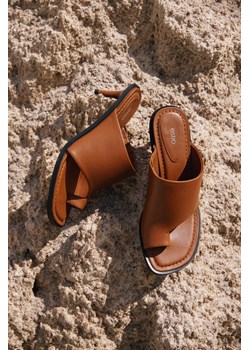 Estro: Brązowe skórzane klapki damskie na szpilce z pierścieniem na palec ze sklepu Estro w kategorii Klapki damskie - zdjęcie 188120149