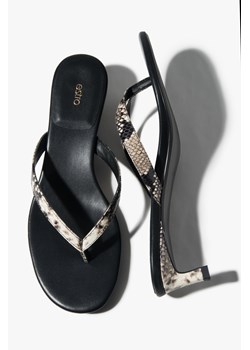 Estro: Czarne skórzane japonki damskie ze zwierzęcym wzorem na niskim obcasie ze sklepu Estro w kategorii Klapki damskie - zdjęcie 188120176