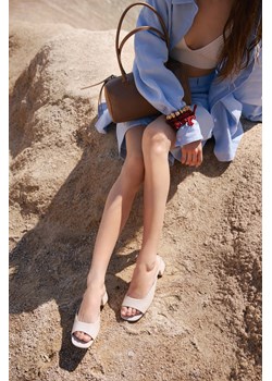 Estro: Białe klapki damskie ze skóry naturalnej na niskim obcasie ze sklepu Estro w kategorii Klapki damskie - zdjęcie 188120199