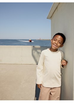 Reserved - Longsleeve oversize z kieszenią - złamana biel ze sklepu Reserved w kategorii T-shirty chłopięce - zdjęcie 188120349