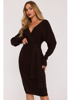 Sukienka swetrowa z dekoltem kopertowym i paskiem brązowa M810, Kolor brązowy, Rozmiar uniwersalny, MOE ze sklepu Primodo w kategorii Sukienki - zdjęcie 188121165