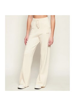 GUESS ACTIVE Spodnie dzianinowe URSULA | Relaxed fit ze sklepu Gomez Fashion Store w kategorii Spodnie damskie - zdjęcie 188122557