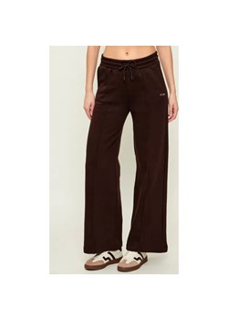 GUESS ACTIVE Spodnie dresowe NAT | Straight fit ze sklepu Gomez Fashion Store w kategorii Spodnie damskie - zdjęcie 188122558