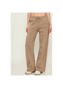 GUESS ACTIVE Spodnie dresowe NAT | Straight fit ze sklepu Gomez Fashion Store w kategorii Spodnie damskie - zdjęcie 188132056