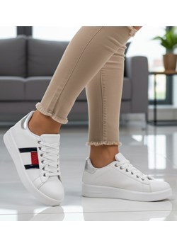 Białe trampki damskie na platformie /E7-2 9367 S490/ ze sklepu Pantofelek24.pl w kategorii Trampki damskie - zdjęcie 188132979