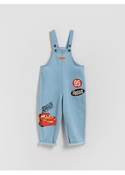 Reserved - Jeansowe ogrodniczki Auta - niebieski ze sklepu Reserved w kategorii Spodnie chłopięce - zdjęcie 188134538
