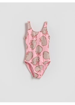 Reserved - Jednoczęściowy strój kąpielowy Pusheen - brudny róż ze sklepu Reserved w kategorii Stroje kąpielowe - zdjęcie 188135737