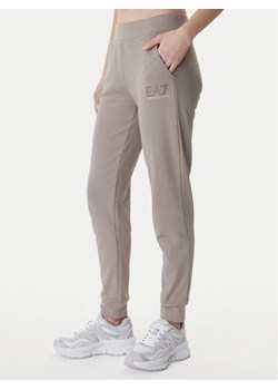 EA7 Emporio Armani Spodnie dresowe 7W000538 AF15831 Brązowy Regular Fit ze sklepu MODIVO w kategorii Spodnie damskie - zdjęcie 188137959