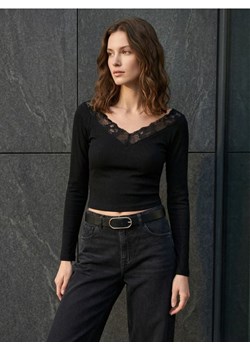 Sinsay - Bawełniana prążkowana bluzka z koronkowym dekoltem - czarny ze sklepu Sinsay w kategorii Bluzki damskie - zdjęcie 188139966