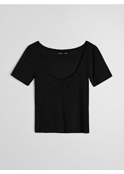 Sinsay - Wiskozowa koszulka z koronką i marszczeniem przy dekolcie - czarny ze sklepu Sinsay w kategorii Bluzki damskie - zdjęcie 188140918