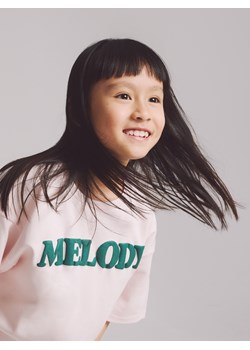 Reserved - Luźny t-shirt z nadrukiem - pastelowy róż ze sklepu Reserved w kategorii Bluzki dziewczęce - zdjęcie 188141869