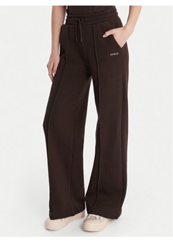 Guess Spodnie dresowe V6RB17 K9V31 Brązowy Regular Fit ze sklepu MODIVO w kategorii Spodnie damskie - zdjęcie 188143057