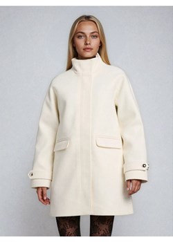 Sinsay - Klasyczny płaszcz z ozdobnymi guzikami - kremowy ze sklepu Sinsay w kategorii Płaszcze damskie - zdjęcie 188144149