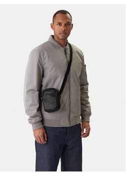Saszetka Calvin Klein Emblem Aop Emboss Slim Reporter LV04D3228G Czarny ze sklepu eobuwie.pl w kategorii Saszetki - zdjęcie 188145326