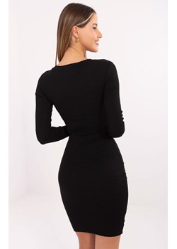 Czarna dopasowana sukienka damska RV-SK-5131.18P, Kolor czarny, Rozmiar S, Rue Paris ze sklepu Primodo w kategorii Sukienki - zdjęcie 188146065