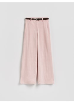 Reserved - Spodnie z paskiem - różowy ze sklepu Reserved w kategorii Spodnie damskie - zdjęcie 188150248