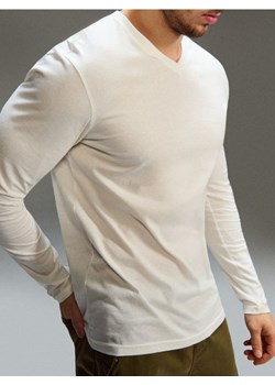 Sinsay - Bawełniana koszulka z długim rękawem i dekoltem V - kremowy ze sklepu Sinsay w kategorii T-shirty męskie - zdjęcie 188151369