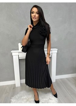 Czarna Połyskująca Sukienka z Ozdobną Broszką ze sklepu ModnaKiecka.pl w kategorii Sukienki - zdjęcie 188151729