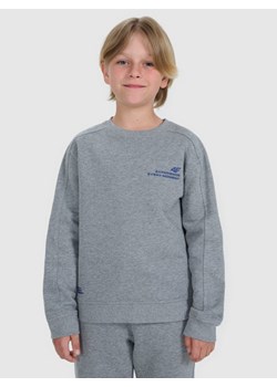 Chłopięca bluza nierozpinana bez kaptura 4F 4FJRAW25TSWSM2413 - szara ze sklepu Sportstylestory.com w kategorii Bluzy chłopięce - zdjęcie 188152019