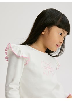 Reserved - Bawełniana bluzka z falbanką - złamana biel ze sklepu Reserved w kategorii Bluzki dziewczęce - zdjęcie 188152826