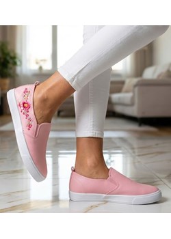 Różowe damskie tenisówki z haftem /A1-3 6002 S195/ ze sklepu Pantofelek24.pl w kategorii Trampki damskie - zdjęcie 188152999