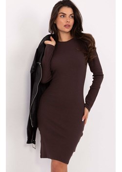 Dopasowana sukienka damska brązowa RV-SK-5131.18P, Kolor brązowy, Rozmiar S, Rue Paris ze sklepu Primodo w kategorii Sukienki - zdjęcie 188153389