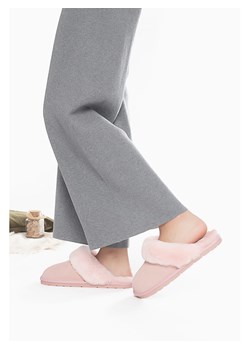 Gooce Wełniane kapcie "Emeline" w kolorze jasnoróżowym ze sklepu Limango Polska w kategorii Kapcie damskie - zdjęcie 188187826