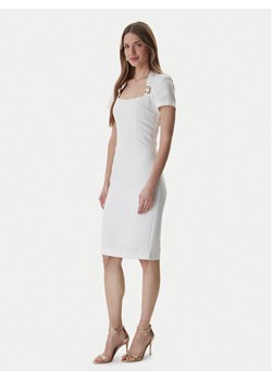 Marciano Guess Sukienka koktajlowa 6RGK12 7357A Biały Regular Fit ze sklepu MODIVO w kategorii Sukienki - zdjęcie 188222627
