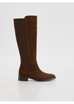 Reserved - Zamszowe kozaki z elastyczną cholewką - brązowy ze sklepu Reserved w kategorii Kozaki damskie - zdjęcie 188245788