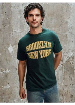 Sinsay - Bawełniana koszulka z napisem - zielony ze sklepu Sinsay w kategorii T-shirty męskie - zdjęcie 188248037