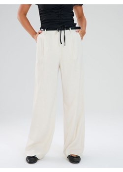 Sinsay - Spodnie wide leg z paskiem - kremowy ze sklepu Sinsay w kategorii Spodnie damskie - zdjęcie 188248096