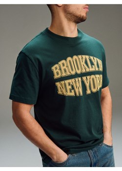 Sinsay - Bawełniana koszulka z napisem - zielony ze sklepu Sinsay w kategorii T-shirty męskie - zdjęcie 188248605