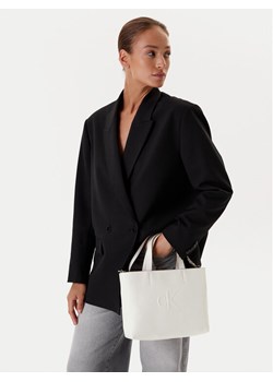 Torebka Calvin Klein Jeans Sculpted Mini Ew Tote LV04K3111G Biały ze sklepu eobuwie.pl w kategorii Torby Shopper bag - zdjęcie 188249139