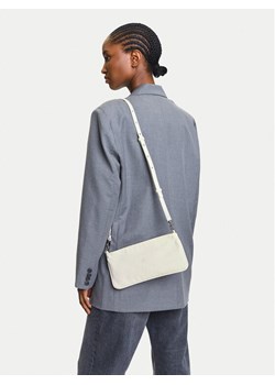 Torebka Calvin Klein Jeans Ckj Monogram Mini Bag LV04K3183G Beżowy ze sklepu eobuwie.pl w kategorii Listonoszki - zdjęcie 188250385