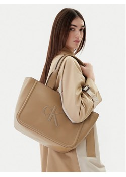 Torebka Calvin Klein Bold Ck Medium Tote LV04F3218G Beżowy ze sklepu eobuwie.pl w kategorii Torby Shopper bag - zdjęcie 188250547