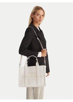 Torebka Marc Jacobs The Leather Medium Tote H004L01PF21 Écru ze sklepu eobuwie.pl w kategorii Torby Shopper bag - zdjęcie 188250798