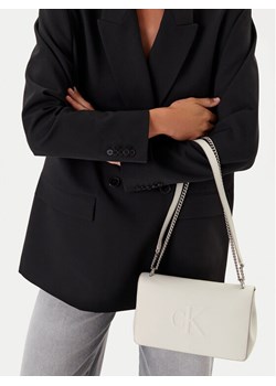 Calvin Klein Jeans Torebka Sculpted Ew Flap Conv Chain LV04K3035G Biały ze sklepu MODIVO w kategorii Kopertówki - zdjęcie 188256487