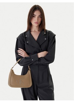 Calvin Klein Torebka Bold Ck Small Shoulder Bag LV04F3230G Beżowy ze sklepu MODIVO w kategorii Torebki hobo - zdjęcie 188256507