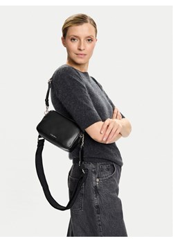 Calvin Klein Torebka Webbing Double Strap Camera Bag LV04F3165G Czarny ze sklepu MODIVO w kategorii Listonoszki - zdjęcie 188256707