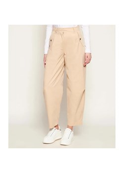 GUESS Spodnie DENISE | carrot fit ze sklepu Gomez Fashion Store w kategorii Spodnie damskie - zdjęcie 188266535