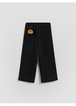 Reserved - Spodnie z breloczkiem - czarny ze sklepu Reserved w kategorii Spodnie chłopięce - zdjęcie 188266847