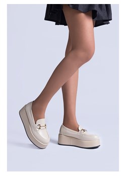 C'M Mokasyny w kolorze kremowym na koturnie ze sklepu Limango Polska w kategorii Mokasyny damskie - zdjęcie 188270548