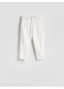 Reserved - Jeansy mom fit z krótszą nogawką - złamana biel ze sklepu Reserved w kategorii Spodnie dziewczęce - zdjęcie 188281995