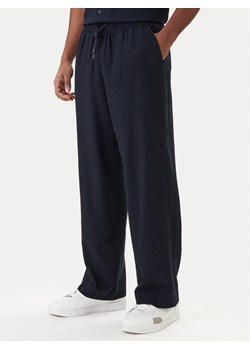 Emporio Armani Spodnie materiałowe EM000586 AF20590 UB102 Granatowy Regular Fit ze sklepu MODIVO w kategorii Spodnie męskie - zdjęcie 188283478
