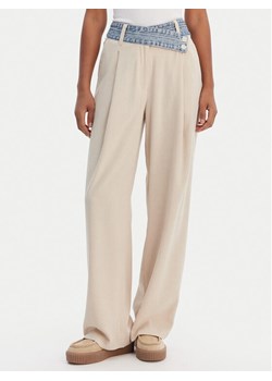 Desigual Spodnie materiałowe 26SWPW28 Beżowy Regular Fit ze sklepu MODIVO w kategorii Spodnie damskie - zdjęcie 188283579