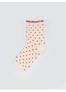 Skarpety damskie długie w czerwone serduszka białe Hartisa 100 ze sklepu Big Star w kategorii Skarpetki damskie - zdjęcie 188284105