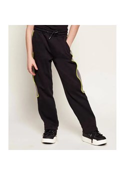 Guess Spodnie dresowe | Regular Fit ze sklepu Gomez Fashion Store w kategorii Spodnie chłopięce - zdjęcie 188290878